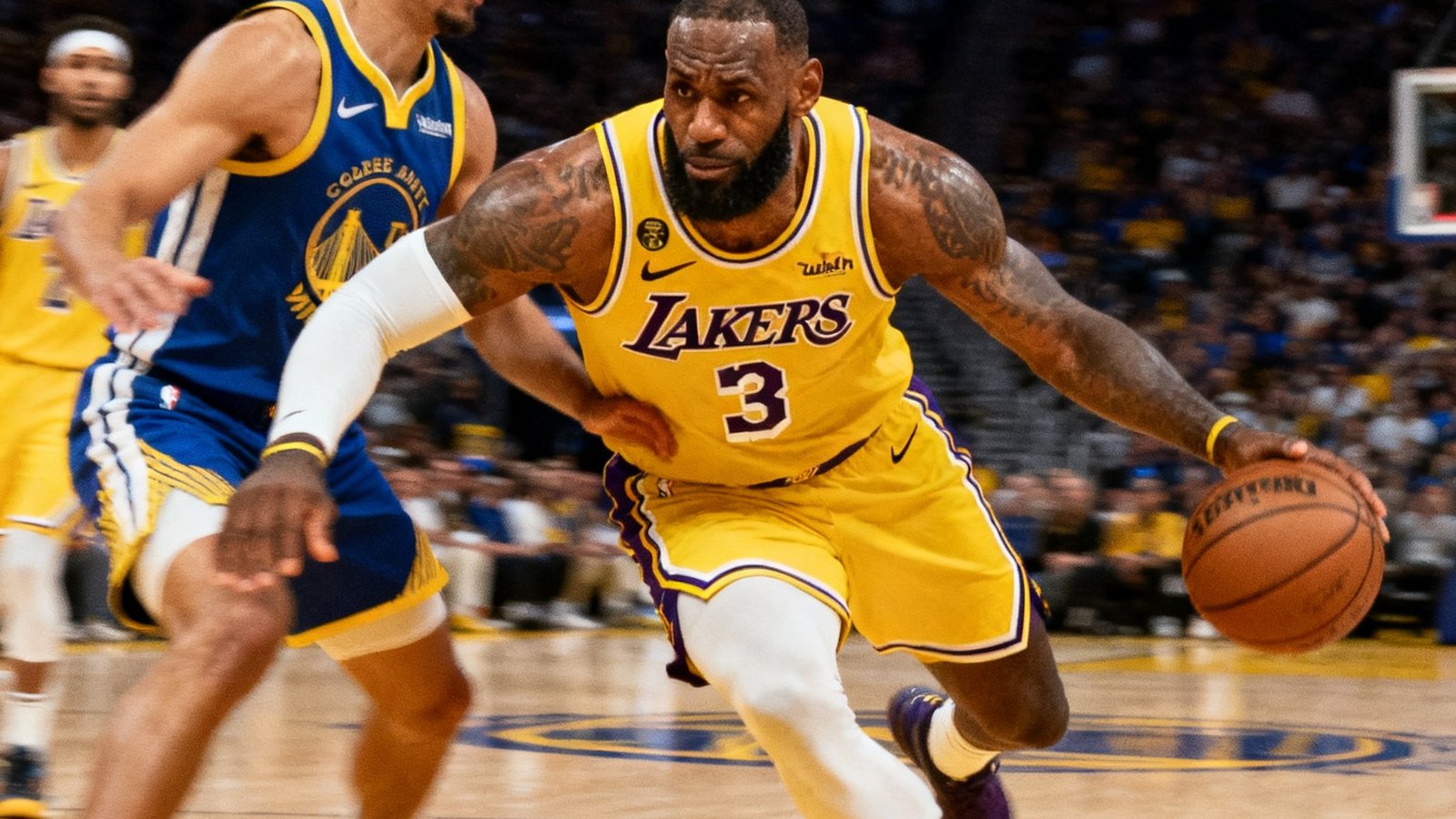 NBA常规赛湖人118-115险胜勇士，詹姆斯突破上篮绝杀瞬间